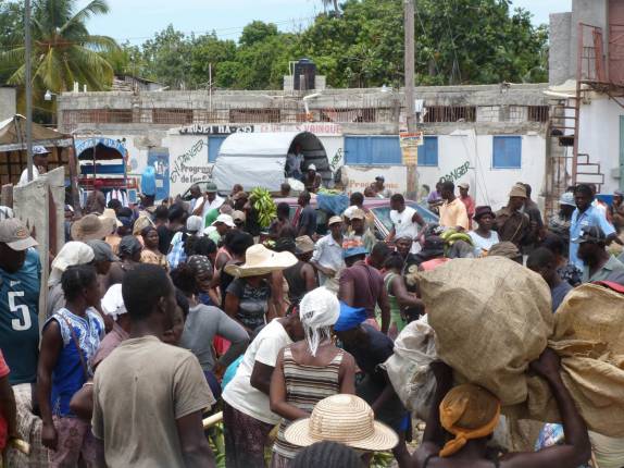 O movimentado mercado de Cabaret, cidade ao norte de Port-au-Prince, no Haiti
